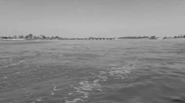 Vrindavan, Krishna Tapınağı 'ndaki Yamuna Nehri manzaralı Vrindavan kasabasındaki Yamuna Nehri kıyısında Kesi Ghat Yamuna Nehri Vrindavan Vrindavan Vrindavan Vrindavan Nehri' ndeki tekne manzaralı.