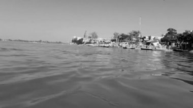 Vrindavan, Krishna Tapınağı 'ndaki Yamuna Nehri manzaralı Vrindavan kasabasındaki Yamuna Nehri kıyısında Kesi Ghat Yamuna Nehri Vrindavan Vrindavan Vrindavan Vrindavan Nehri' ndeki tekne manzaralı.