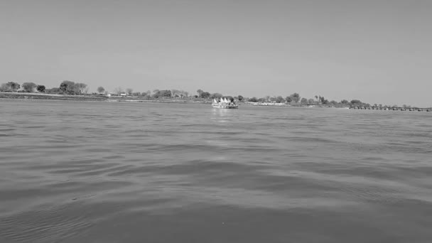 ヤムナ川の眺めクリシュナ寺院ヴリンダバンの町のヤムナ川のほとりにあるケシ ガット ヤムナ川でボートを漕ぐヴリンダバン黒と白 — ストック動画
