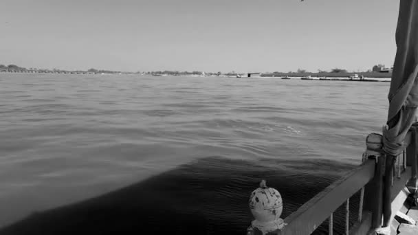 ヤムナ川の眺めクリシュナ寺院ヴリンダバンの町のヤムナ川のほとりにあるケシ ガット ヤムナ川でボートを漕ぐヴリンダバン黒と白 — ストック動画