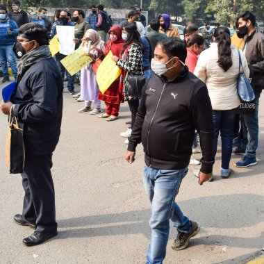 Yeni Delhi, Hindistan 25 Aralık 2021 - Delhi Sözleşmeli Konuk Öğretmenler Delhi AAP Hükümetini protesto eden posterler, bayraklar ve graffitilerle protesto ettiler