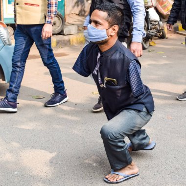 Yeni Delhi, Hindistan 25 Aralık 2021 - Delhi Sözleşmeli Konuk Öğretmenler Delhi AAP Hükümetini protesto eden posterler, bayraklar ve graffitilerle protesto ettiler