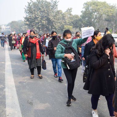 Yeni Delhi, Hindistan 25 Aralık 2021 - Delhi Sözleşmeli Konuk Öğretmenler Delhi AAP Hükümetini protesto eden posterler, bayraklar ve graffitilerle protesto ettiler