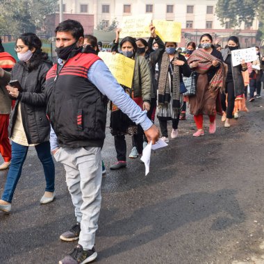 Yeni Delhi, Hindistan 25 Aralık 2021 - Delhi Sözleşmeli Konuk Öğretmenler Delhi AAP Hükümetini protesto eden posterler, bayraklar ve graffitilerle protesto ettiler