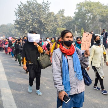 Yeni Delhi, Hindistan 25 Aralık 2021 - Delhi Sözleşmeli Konuk Öğretmenler Delhi AAP Hükümetini protesto eden posterler, bayraklar ve graffitilerle protesto ettiler