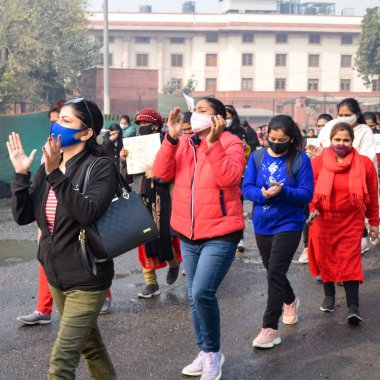 Yeni Delhi, Hindistan 25 Aralık 2021 - Delhi Sözleşmeli Konuk Öğretmenler Delhi AAP Hükümetini protesto eden posterler, bayraklar ve graffitilerle protesto ettiler