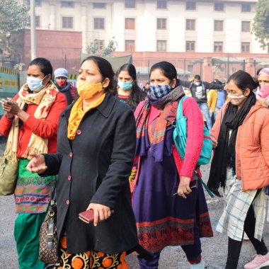 Yeni Delhi, Hindistan 25 Aralık 2021 - Delhi Sözleşmeli Konuk Öğretmenler Delhi AAP Hükümetini protesto eden posterler, bayraklar ve graffitilerle protesto ettiler