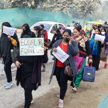 Yeni Delhi, Hindistan 25 Aralık 2021 - Delhi Sözleşmeli Konuk Öğretmenler Delhi AAP Hükümetini protesto eden posterler, bayraklar ve graffitilerle protesto ettiler