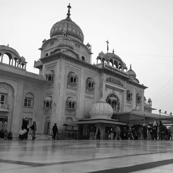 Gurdwara Bangla Sahib是印度新德里夜晚最著名的锡克教徒Gurudwara Bangla Sahib Gurudwara 印度锡克教徒Gurudwara Bangla Sahib的黑人和白人视图 — 图库照片