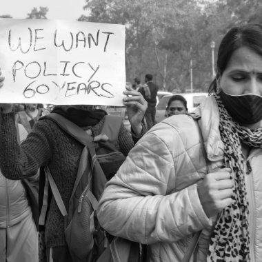 Delhi, Hindistan 25 Aralık 2021 - Delhi Sözleşmeli Konuk Öğretmenler Delhi AAP Hükümetini politika yaptıkları için protesto eden posterler, bayraklar ve graffitilerle, Delhi Öğretmeni Siyah ve Beyaz 'ı protesto etti