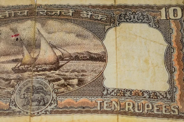 近看桌子上罕见的十个卢比钞票 转盘上的旧印钞 罕见的印钞近景 — 图库照片