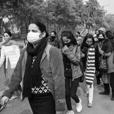 Delhi, Hindistan 25 Aralık 2021 - Delhi Sözleşmeli Konuk Öğretmenler Delhi AAP Hükümetini politika yaptıkları için protesto eden posterler, bayraklar ve graffitilerle, Delhi Öğretmeni Siyah ve Beyaz 'ı protesto etti