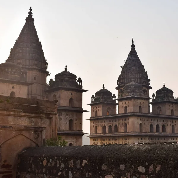 มมองตอนเช าของ Royal Cenotaphs Chhatris ของ Orchha Madhya Pradesh India — ภาพถ่ายสต็อก