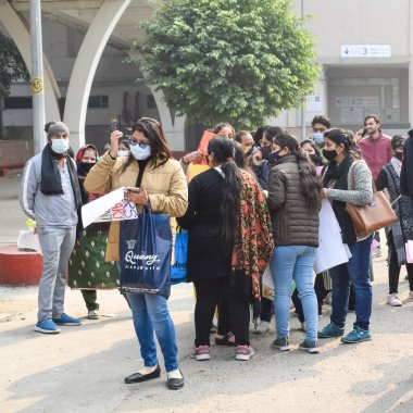 Yeni Delhi, Hindistan 25 Aralık 2021 - Delhi Sözleşmeli Konuk Öğretmenler Delhi AAP Hükümetini protesto eden posterler, bayraklar ve graffitilerle protesto ettiler