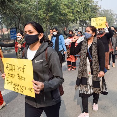 Yeni Delhi, Hindistan 25 Aralık 2021 - Delhi Sözleşmeli Konuk Öğretmenler Delhi AAP Hükümetini protesto eden posterler, bayraklar ve graffitilerle protesto ettiler