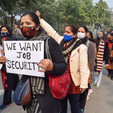 Yeni Delhi, Hindistan 25 Aralık 2021 - Delhi Sözleşmeli Konuk Öğretmenler Delhi AAP Hükümetini protesto eden posterler, bayraklar ve graffitilerle protesto ettiler