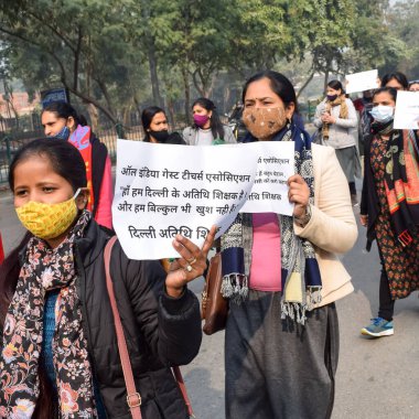 Yeni Delhi, Hindistan 25 Aralık 2021 - Delhi Sözleşmeli Konuk Öğretmenler Delhi AAP Hükümetini protesto eden posterler, bayraklar ve graffitilerle protesto ettiler