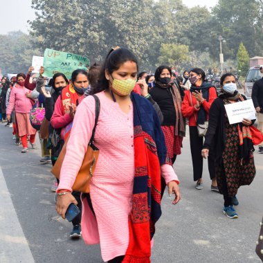 Yeni Delhi, Hindistan 25 Aralık 2021 - Delhi Sözleşmeli Konuk Öğretmenler Delhi AAP Hükümetini protesto eden posterler, bayraklar ve graffitilerle protesto ettiler