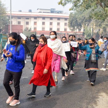 Yeni Delhi, Hindistan 25 Aralık 2021 - Delhi Sözleşmeli Konuk Öğretmenler Delhi AAP Hükümetini protesto eden posterler, bayraklar ve graffitilerle protesto ettiler