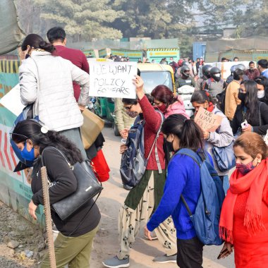 Yeni Delhi, Hindistan 25 Aralık 2021 - Delhi Sözleşmeli Konuk Öğretmenler Delhi AAP Hükümetini protesto eden posterler, bayraklar ve graffitilerle protesto ettiler