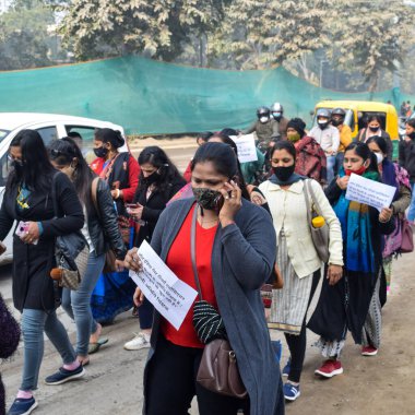 Yeni Delhi, Hindistan 25 Aralık 2021 - Delhi Sözleşmeli Konuk Öğretmenler Delhi AAP Hükümetini protesto eden posterler, bayraklar ve graffitilerle protesto ettiler