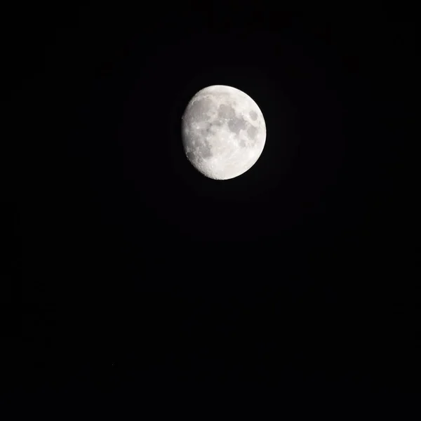 月亮时间流逝 股票时间流逝 满月升起在黑暗的自然天空 夜晚的时间 在漆黑的夜空中 满月的圆盘时间随着月光的照射而消逝 高质量的免费录像或时间间隔 — 图库照片