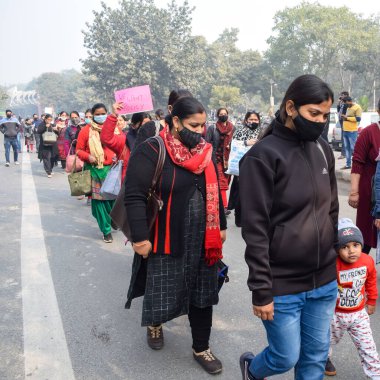 Yeni Delhi, Hindistan 25 Aralık 2021 - Delhi Sözleşmeli Konuk Öğretmenler Delhi AAP Hükümetini protesto eden posterler, bayraklar ve graffitilerle protesto ettiler