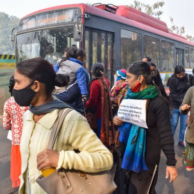 Yeni Delhi, Hindistan 25 Aralık 2021 - Delhi Sözleşmeli Konuk Öğretmenler Delhi AAP Hükümetini protesto eden posterler, bayraklar ve graffitilerle protesto ettiler