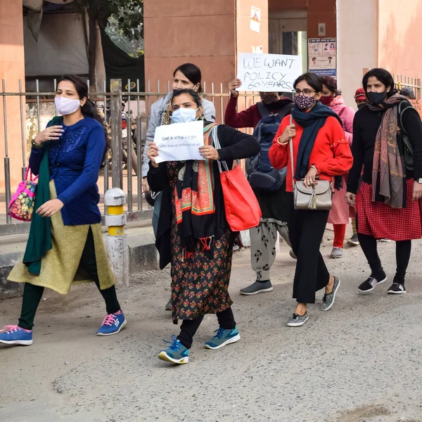 Yeni Delhi, Hindistan 25 Aralık 2021 - Delhi Sözleşmeli Konuk Öğretmenler Delhi AAP Hükümetini protesto eden posterler, bayraklar ve graffitilerle protesto ettiler