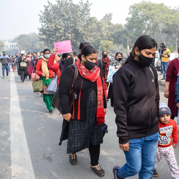 Yeni Delhi, Hindistan 25 Aralık 2021 - Delhi Sözleşmeli Konuk Öğretmenler Delhi AAP Hükümetini protesto eden posterler, bayraklar ve graffitilerle protesto ettiler