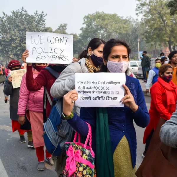 Yeni Delhi, Hindistan 25 Aralık 2021 - Delhi Sözleşmeli Konuk Öğretmenler Delhi AAP Hükümetini protesto eden posterler, bayraklar ve graffitilerle protesto ettiler