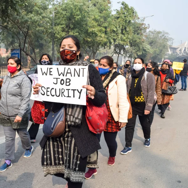 Yeni Delhi, Hindistan 25 Aralık 2021 - Delhi Sözleşmeli Konuk Öğretmenler Delhi AAP Hükümetini protesto eden posterler, bayraklar ve graffitilerle protesto ettiler