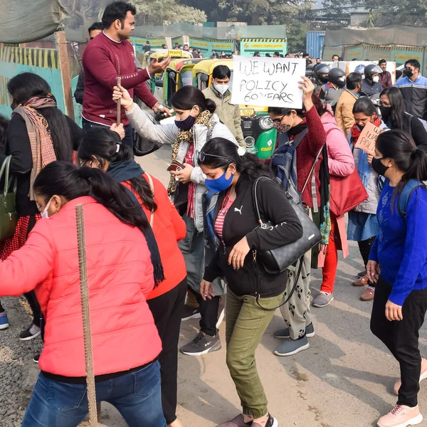 Yeni Delhi, Hindistan 25 Aralık 2021 - Delhi Sözleşmeli Konuk Öğretmenler Delhi AAP Hükümetini protesto eden posterler, bayraklar ve graffitilerle protesto ettiler