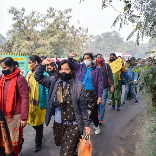 Yeni Delhi, Hindistan 25 Aralık 2021 - Delhi Sözleşmeli Konuk Öğretmenler Delhi AAP Hükümetini protesto eden posterler, bayraklar ve graffitilerle protesto ettiler