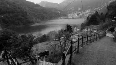 Akşam vakti Nainital, Uttarakhand, Hindistan 'daki Mall Yolu' nun yanındaki Naini Gölü 'nün manzarası dağlarla ve mavi gökyüzüyle güzel Nainital Gölü manzarası.