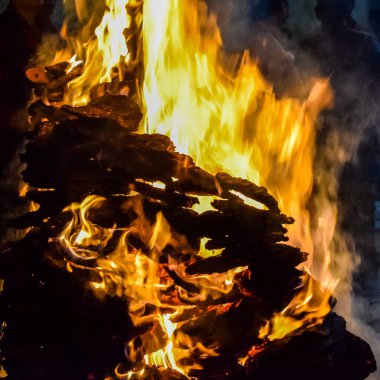 Siyah arka planda yangın alevleri, alev alev dokusu arka planda, güzel bir şekilde, ateş yanıyor, odun ve inek gübresiyle ateş.