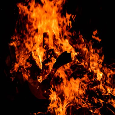 Siyah arka planda yangın alevleri, alev alev dokusu arka planda, güzel bir şekilde, ateş yanıyor, odun ve inek gübresiyle ateş.