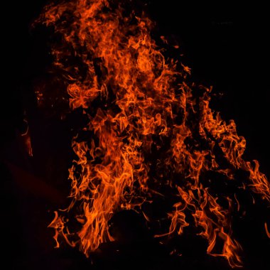 Siyah arka planda yangın alevleri, alev alev dokusu arka planda, güzel bir şekilde, ateş yanıyor, odun ve inek gübresiyle ateş.