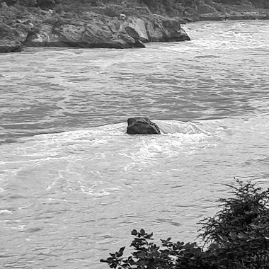 Rishikesh Uttarakhand yakınlarındaki GOA plajında sabah manzarası, sabahın erken saatlerinde Rishikesh 'teki Ganga nehrinin temiz manzarası, Dünyaca ünlü GANGA nehri tamamen siyah ve beyaz manzaralı
