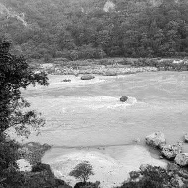 Rishikesh Uttarakhand yakınlarındaki GOA plajında sabah manzarası, sabahın erken saatlerinde Rishikesh 'teki Ganga nehrinin temiz manzarası, Dünyaca ünlü GANGA nehri tamamen siyah ve beyaz manzaralı