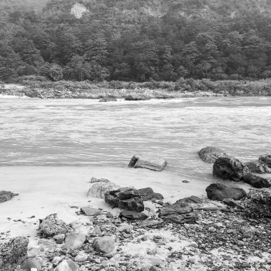 Rishikesh Uttarakhand yakınlarındaki GOA plajında sabah manzarası, sabahın erken saatlerinde Rishikesh 'teki Ganga nehrinin temiz manzarası, Dünyaca ünlü GANGA nehri tamamen siyah ve beyaz manzaralı