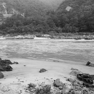 Rishikesh Uttarakhand yakınlarındaki GOA plajında sabah manzarası, sabahın erken saatlerinde Rishikesh 'teki Ganga nehrinin temiz manzarası, Dünyaca ünlü GANGA nehri tamamen siyah ve beyaz manzaralı