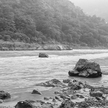 Rishikesh Uttarakhand yakınlarındaki GOA plajında sabah manzarası, sabahın erken saatlerinde Rishikesh 'teki Ganga nehrinin temiz manzarası, Dünyaca ünlü GANGA nehri tamamen siyah ve beyaz manzaralı