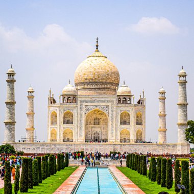 Tac Mahal, Hint şehri Agra, Uttar Pradesh, Taj Mahal, Agra, Uttar Pradesh, Uttar Pradesh, Hindistan 'da Yamuna Nehri' nin güney kıyısında bulunan fildişi beyazı bir mermer mozoledir.