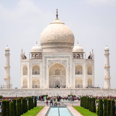 Tac Mahal, Hint şehri Agra, Uttar Pradesh, Taj Mahal, Agra, Uttar Pradesh, Uttar Pradesh, Hindistan 'da Yamuna Nehri' nin güney kıyısında bulunan fildişi beyazı bir mermer mozoledir.