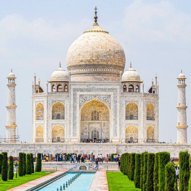 Tac Mahal, Hint şehri Agra, Uttar Pradesh, Taj Mahal, Agra, Uttar Pradesh, Uttar Pradesh, Hindistan 'da Yamuna Nehri' nin güney kıyısında bulunan fildişi beyazı bir mermer mozoledir.