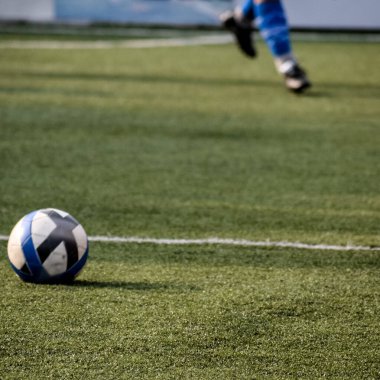 Yeni Delhi, Hindistan - Temmuz 01 2018 - Kötü bir futbol sahasında bölgesel Derby şampiyonasında yerel futbol takımının futbolcuları. Stadyumun çimen yeşili sahasında sıcak bir futbol maçı var.