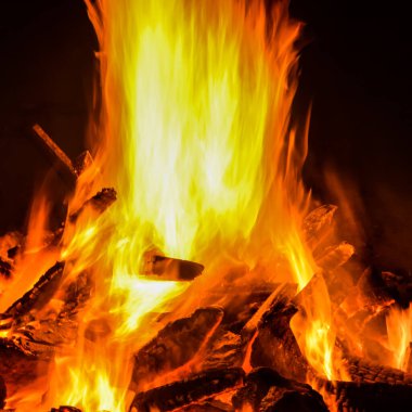 Alevler siyah arka planda, Alevler alev alev dokusu arka planda, güzel bir şekilde, ateş yanıyor, odun ve inek kakasıyla alevler