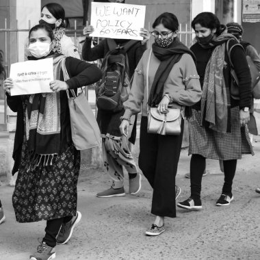 Delhi, Hindistan 25 Aralık 2021 - Delhi Sözleşmeli Konuk Öğretmenler Delhi AAP Hükümetini politika yaptıkları için protesto eden posterler, bayraklar ve graffitilerle, Delhi Öğretmeni Siyah ve Beyaz 'ı protesto etti