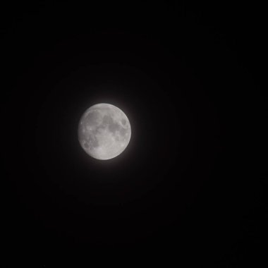Moon Timelapse, Stock zamanaşımı: Dolunay karanlık gökyüzünde yükseliyor, gece vakti. Dolunay zamanı, gece karanlığında karanlık gökyüzünde ay ışığıyla birlikte kaybolur. Yüksek kaliteli beleş video kaydı veya zaman ayarlı